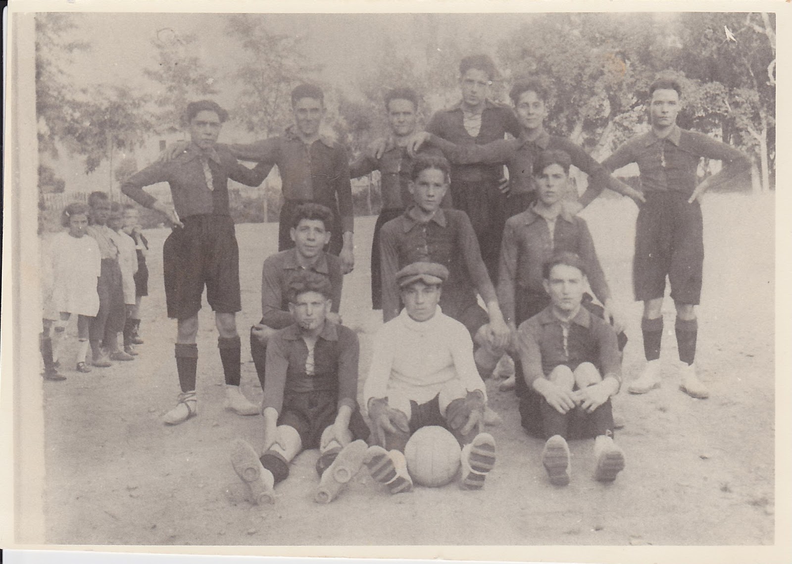 Una de les primeres fotografies conegudes de l'equip del CF Bonmatí als orígens del club